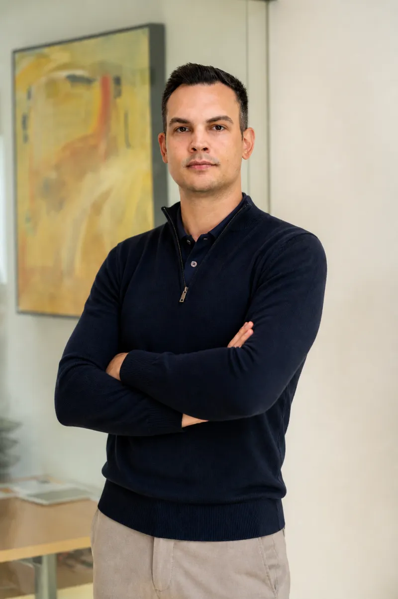 Julien Schürer, Gründer LISN, mit verschränkten Armen im Vorarlberger Büro